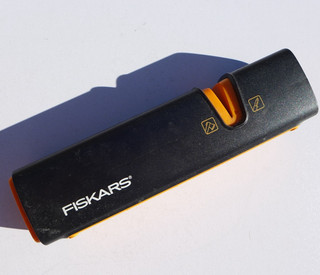 Fiskars Xsharp Ascia e Affilacoltelli Testa di Levigatura in Ceramica Affila Lame