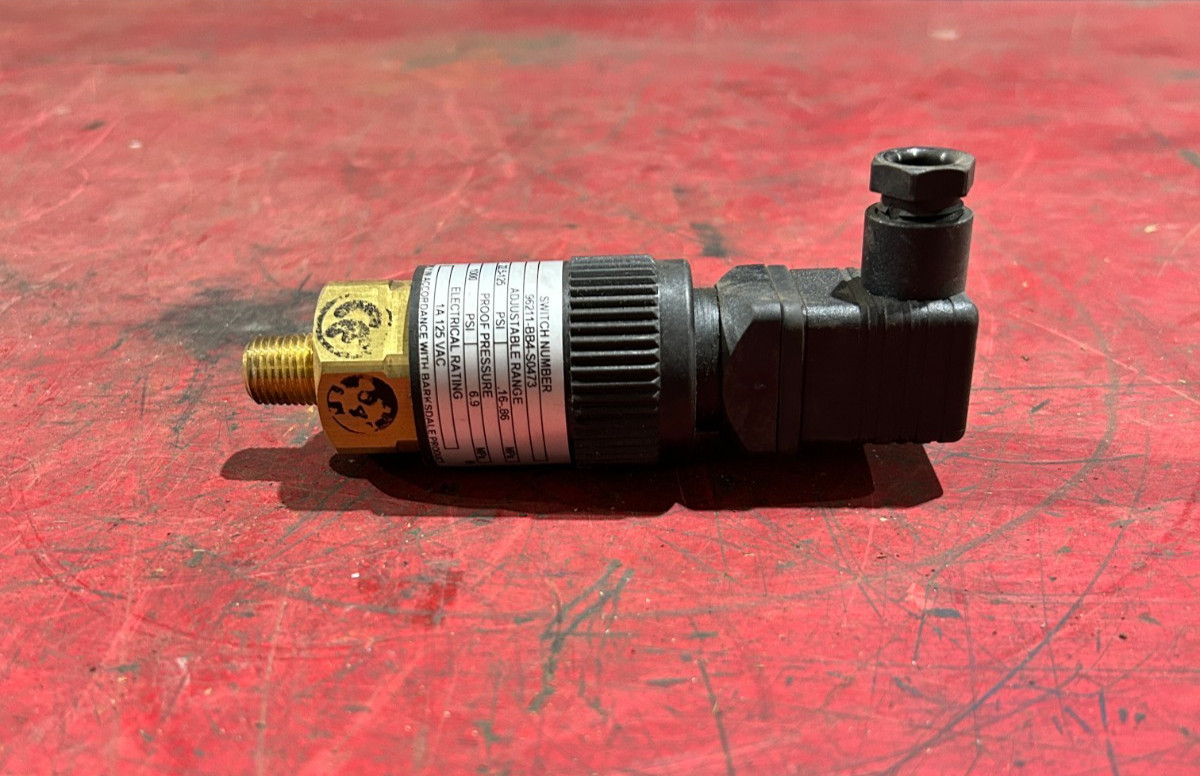 NEW NO BOX BARKSDALE Hydraulic Pressure Sensor Switch 96211-BB4-S0473