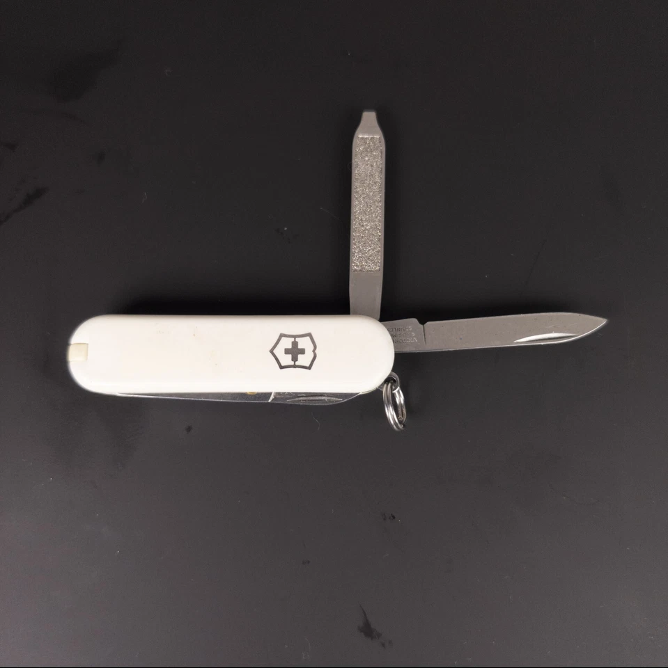 Navaja Suiza Victorinox 58mm Clásica SD Navaja de Bolsillo Blanca Cayendo Nieve Foto 3 de 4