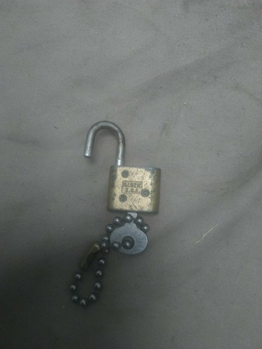 Vintage Walsco brass luggage lock and key made in USA - Picture 3 of 4