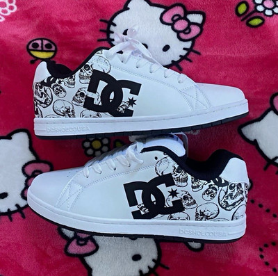 DC Shoes Men s White/Black Low Top Lace-Up Athletic Sneakers Skull Print