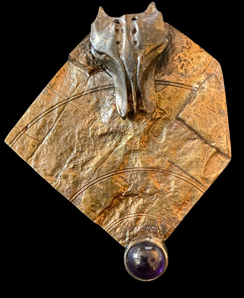 Broche de bronce Studio Arts/Modernist 1980 con cabeza de lobo y piedra de amatista Foto 2 de 4