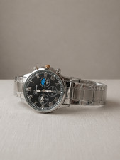 Reloj Geneva con pulsera de metal, esfera negra, caja plateada