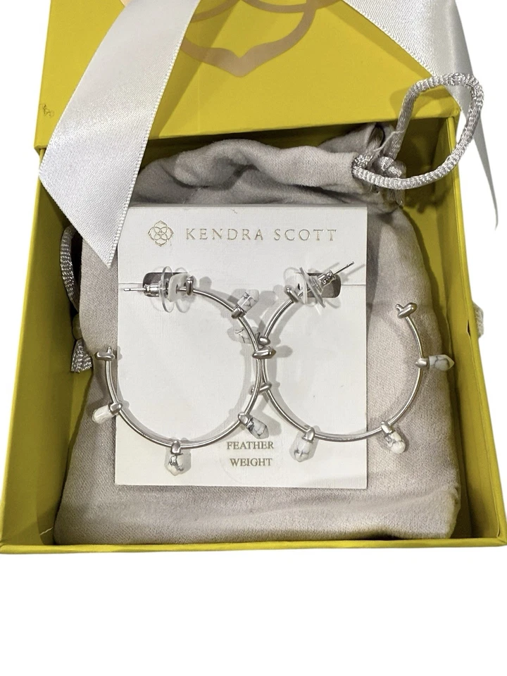 Pendientes de aro Kendra Scott Freida chapados en rodio en howlita blanca $88 Foto 2 de 4