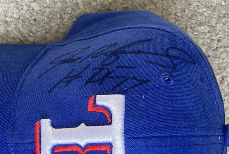 Gorra de béisbol ajustable '47 MVP firmada por IVAN "PUDGE" RODRIGUEZ TEXAS RANGERS Foto 2 de 4