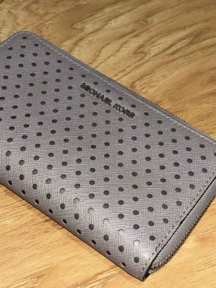 Cartera perforada continental de viaje Jet Set gris cuero saffiano Michael Kors Foto 2 de 4