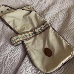 abrigo burberry perro