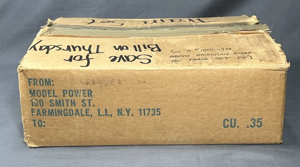 Electric Model Power Train Railroad Set Of Santa Fe Locomotive And 4 Cars As Is - Image 2 of 4