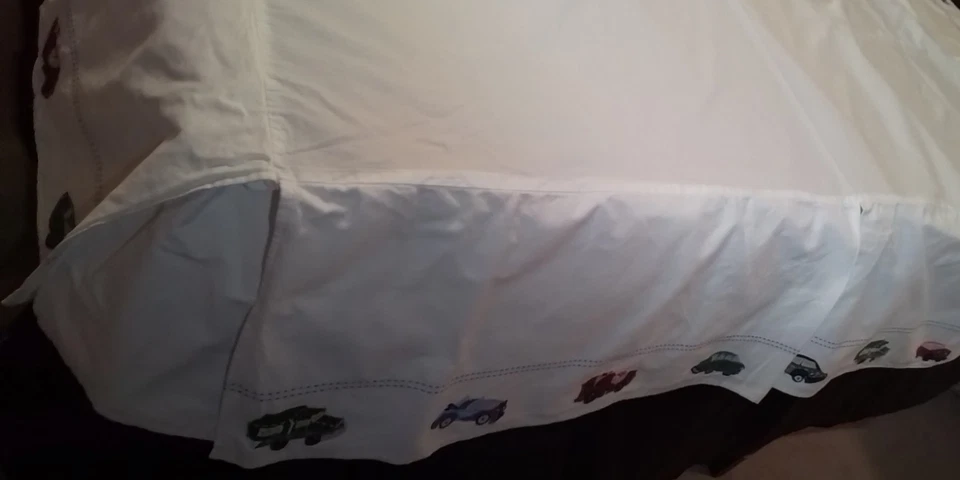 Falda de cuna Pottery Barn para niños autos y camionetas 28"x52"x11" roja azul verde Foto 3 de 4