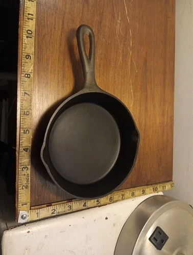 Vintage 3-notch Lodge cast iron skillet, #3, raised Y, 6" dia, 1lb 8oz