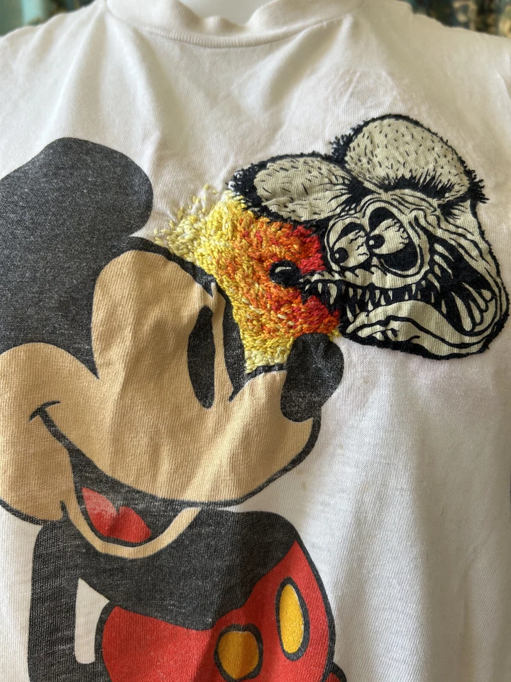 Camiseta Punk Vintage 1980 Faça Você Mesmo Rat Fink Ed Roth Mickey Mouse OOAK Feita à Mão - Imagem 2 de 3