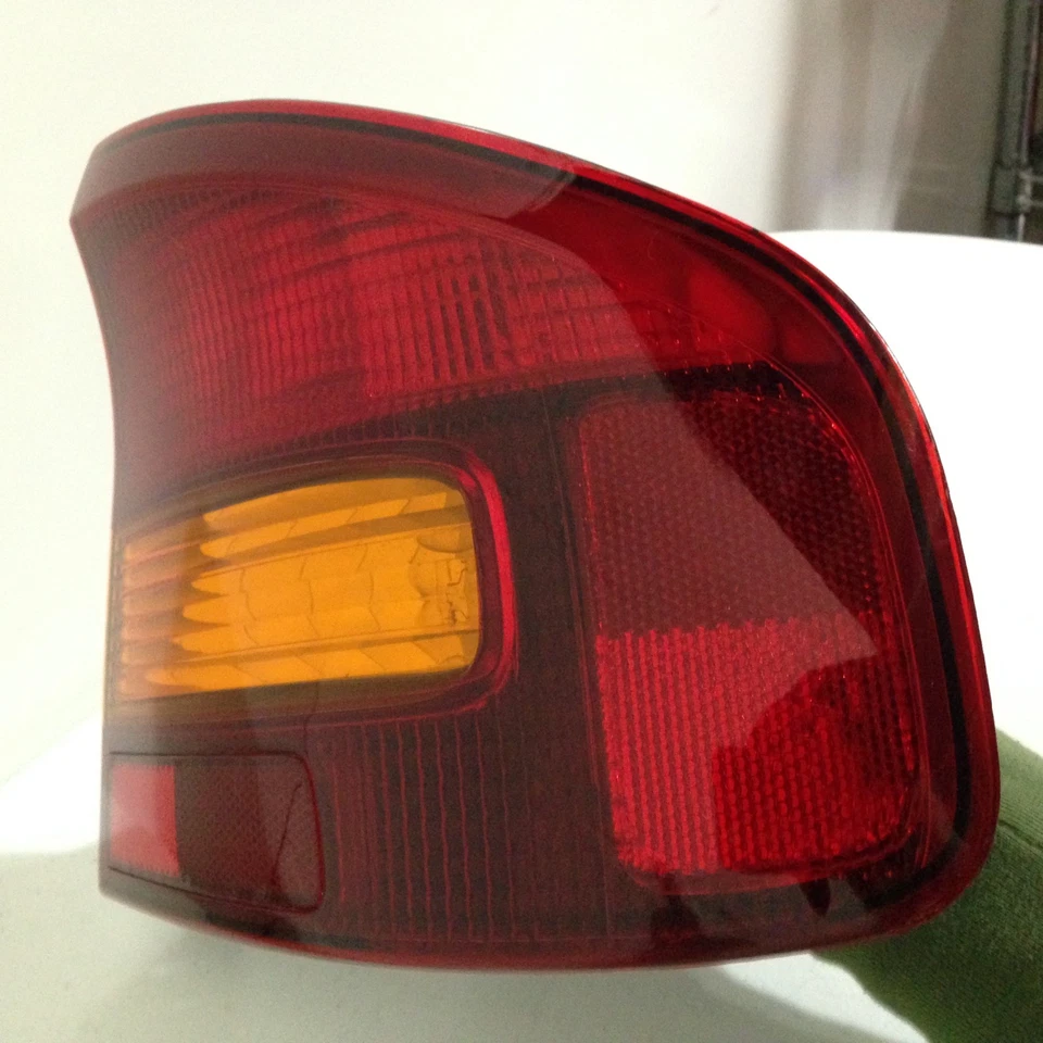 Luz trasera lateral derecha para pasajero Subaru Legacy 2000-2004 sedán no vagón OEM brillante Foto 2 de 4