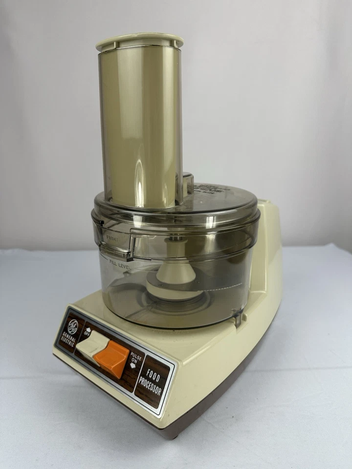 General Electric Vintage 1970s GE Food Processor. Slice, Grate And Chop. D4FP1 - Image 2 of 4