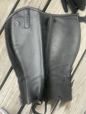 Schwarze Leder-Chapsletten mit Reißverschlus...