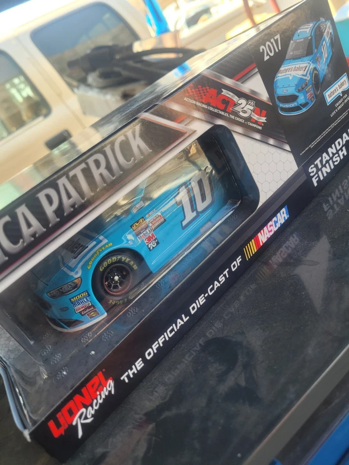 NUEVO Danica Patrick #10 Nature's Bakery 2017 1/24 NASCAR coche de carreras Foto 3 de 4