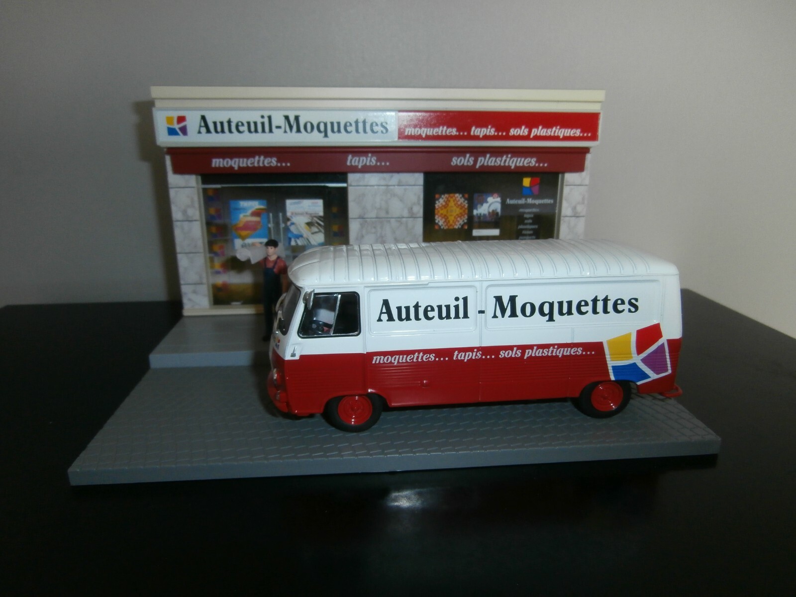 Diorama Peugeot J7 Long 1/43e Le Vendeur de Moquette souvenirs