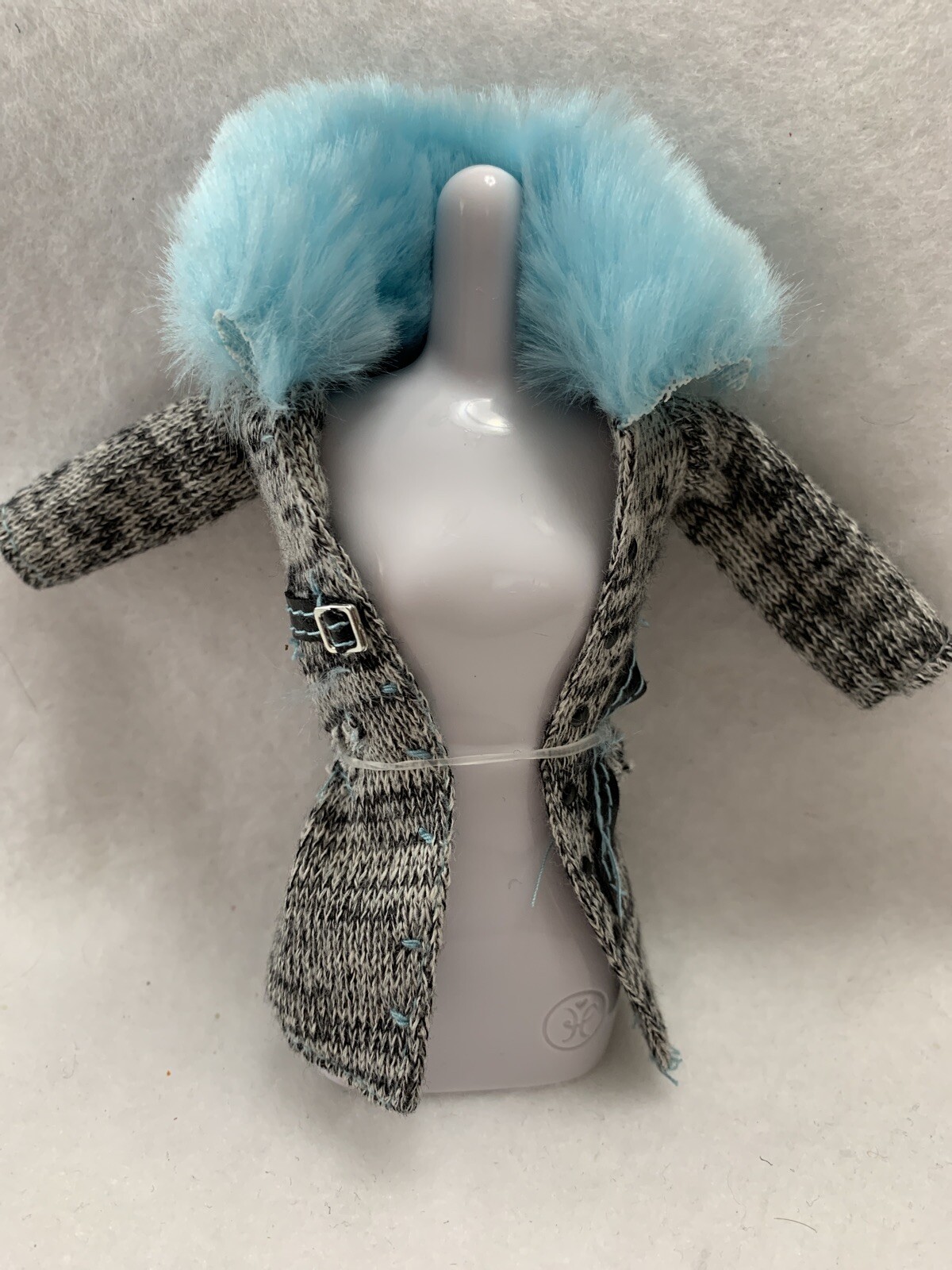 BRATZ YASMIN Doll WINTERTIME SNOW KISSED Gray Jacket Blue Fu