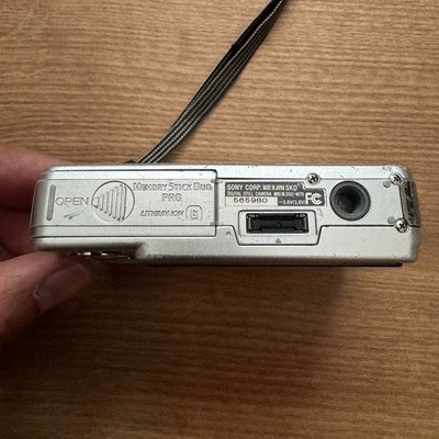 Sony Cybershot DSCW70 7.2MP Digital Camera 3x Optical Zoom TESTED