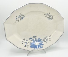 Plat hexagonal en faïence à décor floral bleu, Saint-Ghislain, milieu XXe