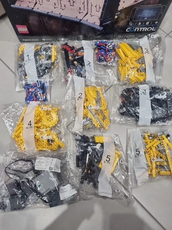 LEGO Technic 42131 Cat D11 Bulldozer, foto 3 di 5