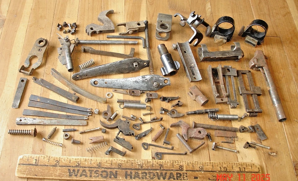 LOT ANTIQUE VINTAGE WINCHESTER? GUN RIFLE SAVAGE? PARTS PIECES TRIGGER SCREWS - Image 2 of 4