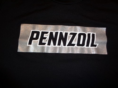 NUEVA ERA DSR Schumacher Drag Racing - Camiseta Mopar Pennzoil Grande/Mediana - Imagen 2 de 8