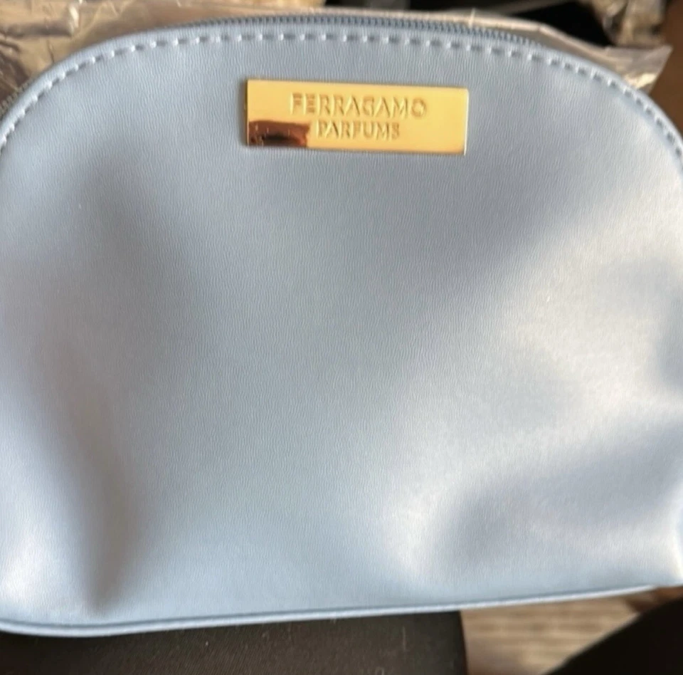 Bolso de cosméticos Salvatore Ferragamo azul claro para mujer Foto 3 de 4