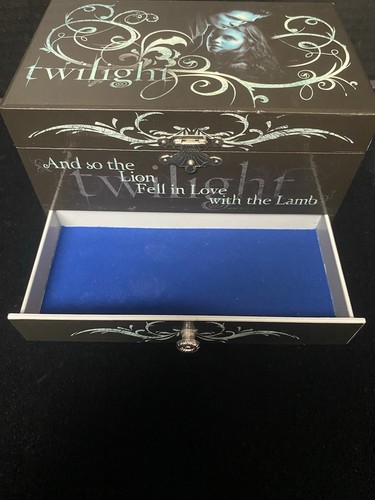 NECA Twilight Musical Jewelry Box RARE Edward Bella & Team Edward Locket Silver - Picture 6 of 17