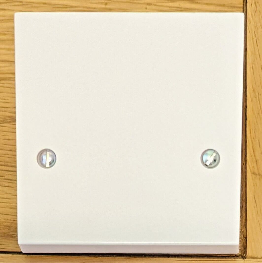 NEWLEC Cable Flex Outlet Plate Bottom Entry Square Edge 45A White NL8355