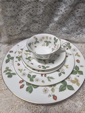 Wedgwood Wild Strawberry 5-Piece Place Setting Bone China England Excellent Cond