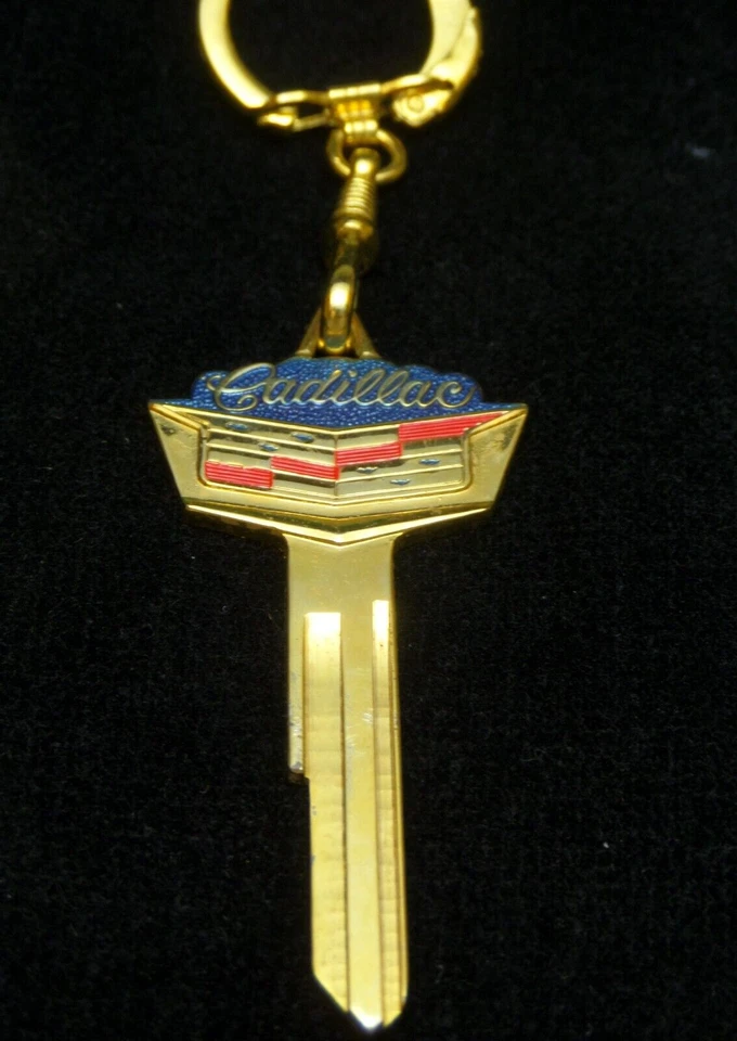 CADILLAC *ANCHO* CRESTA LLAVE EN BLANCO 1935-1966 SELLADO El Dorado DeVille Serie 62 75 Foto 2 de 4