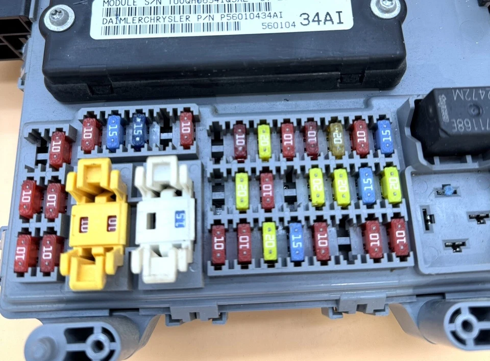 Módulo de control de carrocería Jeep Liberty 3,7 L caja de fusibles interior 2004 56010434 OEM Foto 3 de 4