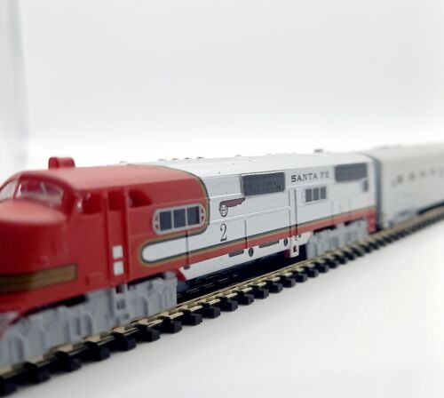 Z Gauge Scale USA Santa Fe Diesel Locomotive Passenger Coaches Model Rail Train - Picture 5 of 10