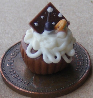 Schokoladen- & Sahnesuffle im Maßstab 1:12 in einem Auflaufförmchen Tumdee Puppenhaus Dessert L