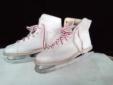 CHILDS WHITE LEATHER ICE SKATE BOOTS SIZE 1 M...