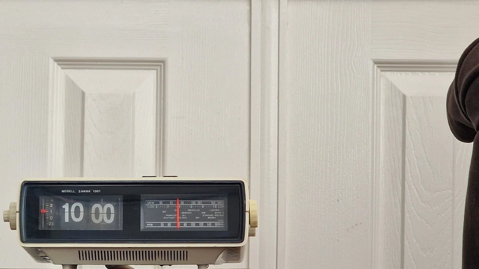 Sanwa Electronic Flip Clock Radio / Space Age / Rare / White / Vintage / 1970s - Image 4 of 4