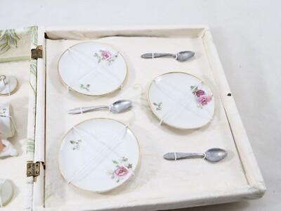 MOBILIER BOIS MAISON de poupée dinette vaisselle porcelaine EUR 100,00