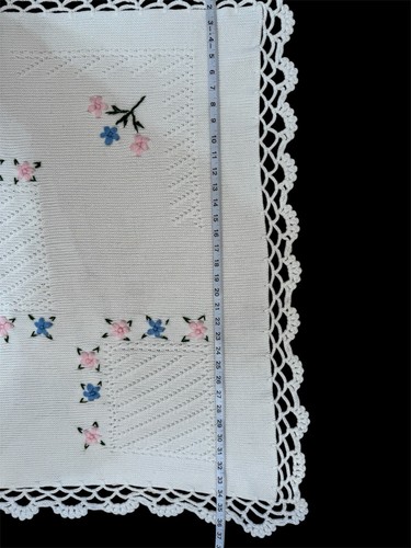 Handmade Dainty White Floral Crocheted and Embroidered Blanket /Throw VTG - Picture 4 of 5
