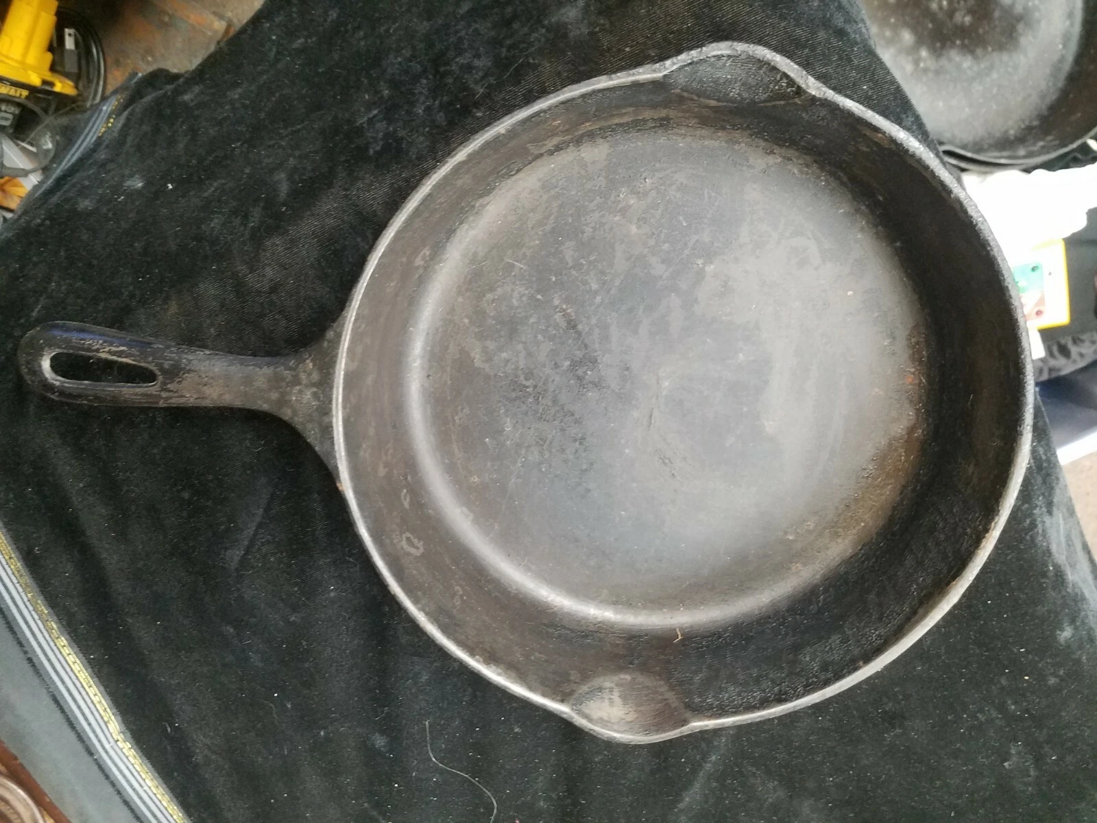Unbranded No. 8 10-1/2" Cast Iron Skillet