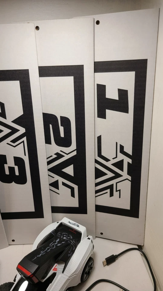 Serie de videojuegos de carreras Velan Studios Hot Wheels Rift Rally para iOS PS4/PS5 Foto 3 de 4