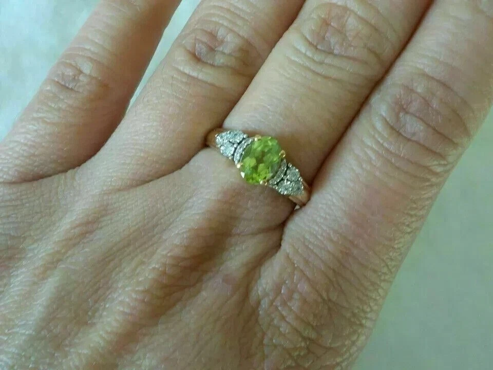 Alianza de boda para mujer de peridoto simulado de corte ovalado de 2 quilates enchapada en oro amarillo de 14 quilates Foto 4 de 4