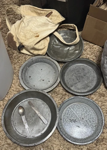 5 Mess Plates, Spoon, Knife & Fork and Carrying Bag