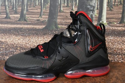 - Neue Basketball Schuhe von Nike Lebron 19 Black Red 48 US 13,5