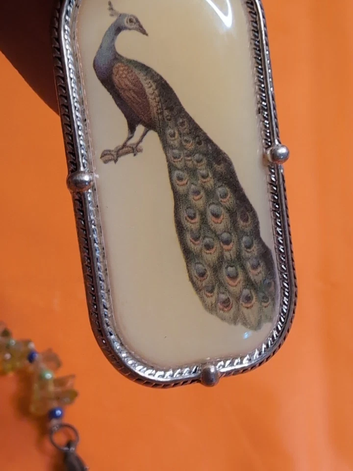 Collar colgante con dije de pájaro pavo real. Con cuentas en vidrio amarillo como cuentas  Foto 2 de 4