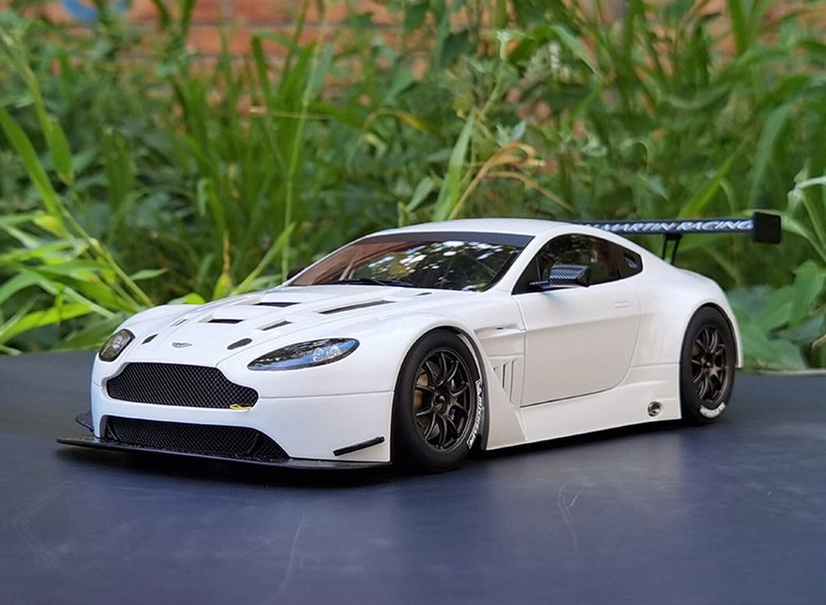 AUTOart 1/18 Scale Aston Martin Vantage V12 GT3 White