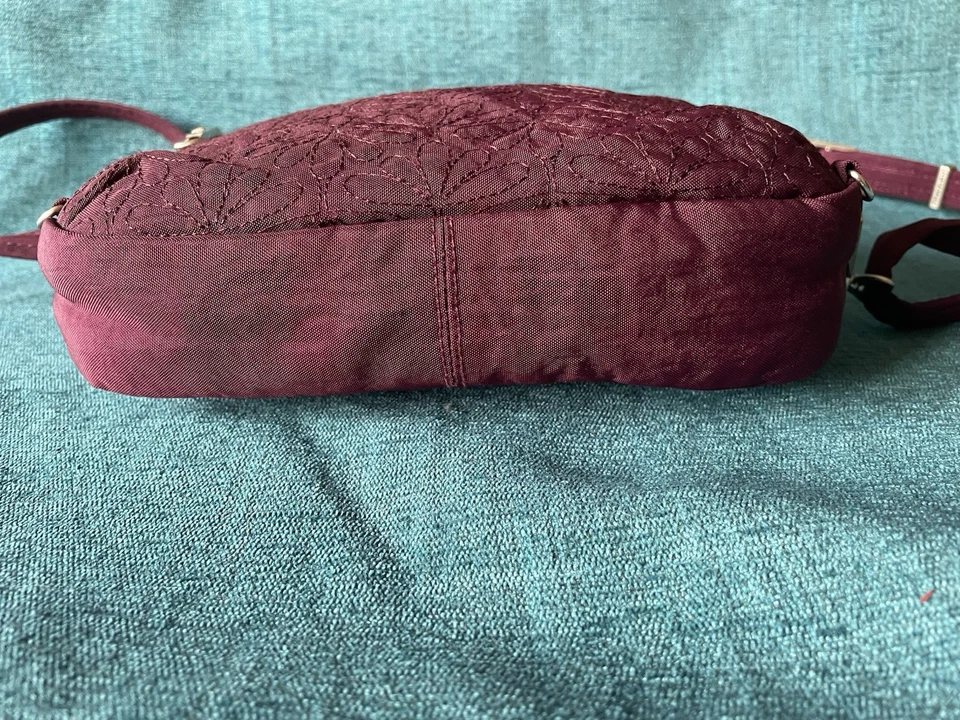 Bandolera Travelon Acolchada Vino Púrpura con Bordado Floral - Antirrobo   Foto 4 de 4