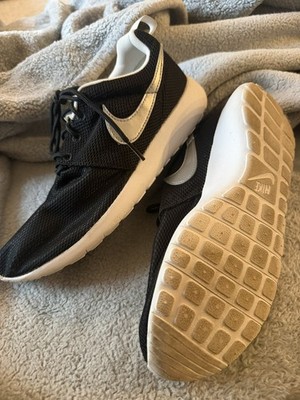 Womens Nike ID Roshe Run Black White 855916-904 ~ Size 8 