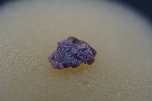 Rubin ? UV-Aktiv | ca 0,7 cm | FO: ? | seltene Systematik #R224 - Bild 3 von 9