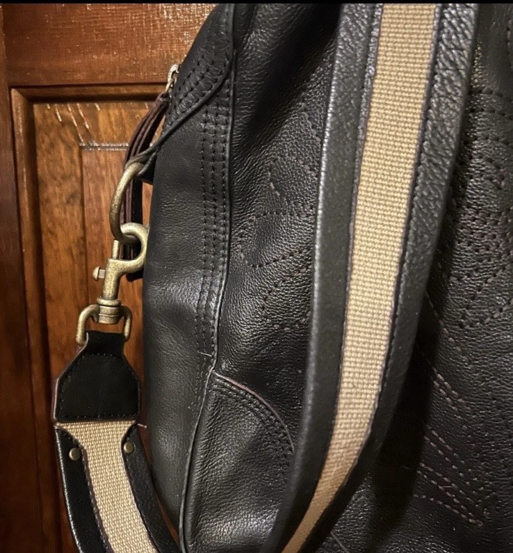 Bolsa/bolsa de ombro Gianni Bini couro preto ferragem dourada vintage - Imagem 4 de 4