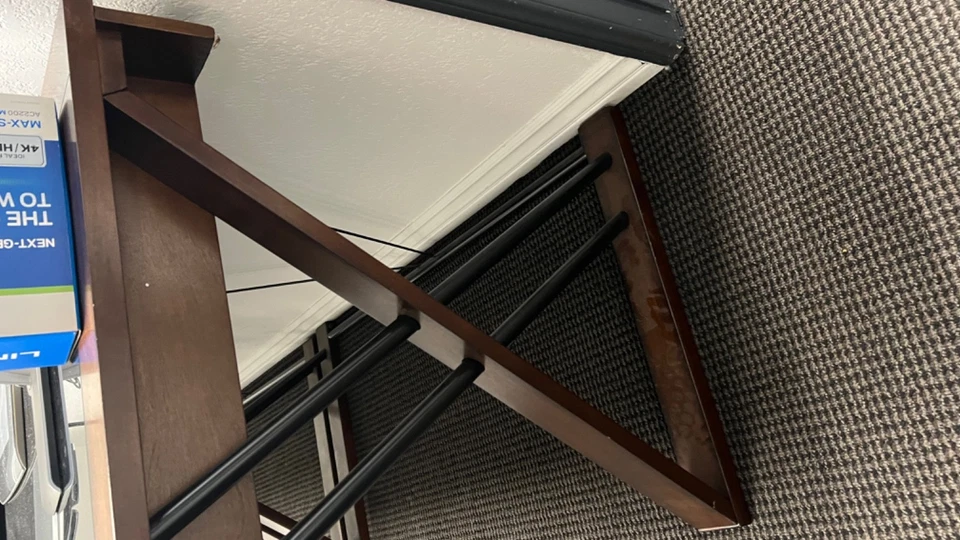 Деревянный и стеклянный компьютерный стол — отличное состояние — твердый и стильный — ТОЛЬКО стол - Изображение 2 из 2